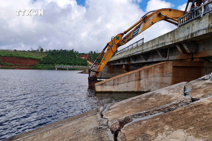 Chủ đầu tư dự án là Ban Quản lý các dự án đầu tư xây dựng tỉnh Đắk Nông cho phá dỡ các phím tràn để giảm lượng nước trong hồ Đắk Nting. Ảnh tư liệu: Minh Hưng – TTXVN vna_potal_gan_1_nam_chua_xac_dinh_duoc_nguyen_nhan_su_co_ho_chua_nuoc_dak_nting_7322685 (1).jpg