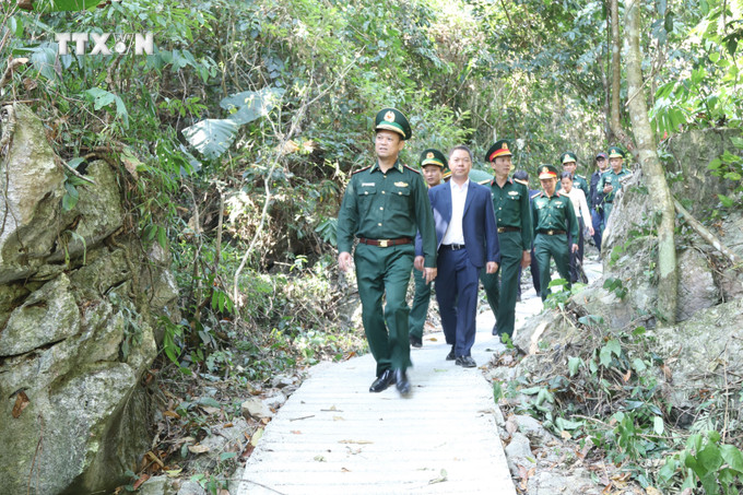 Trung tướng Nguyễn Anh Tuấn, Chính ủy Bộ Tư lệnh BĐBP thăm đường kiểm tra cột mốc, bảo vệ biên giới số 962, tỉnh Lạng Sơn. Ảnh: Quang Duy - TTXVN vna_potal_khanh_thanh_duong_kiem_tra_cot_moc_bao_ve_bien_gioi_lang_son_7717531.jpg