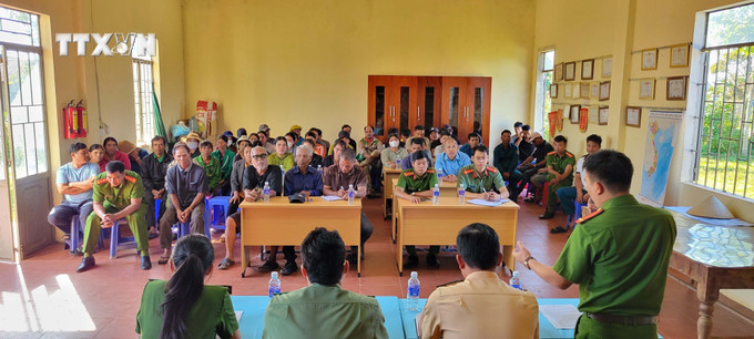 Công an huyện Ia Grai (Gia Lai) tuyên truyền, nâng cao nhận thức pháp luật cho người dân. Ảnh: Hoài Nam – TTXVN vna_potal_gia_lai_phong_ngua_trom_cap_ca_phe_giua_con_sot_gia”_7717004.jpg