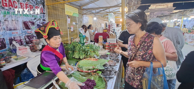 Khách tham quan mua hàng tại Hội chợ. Ảnh: Nguyễn Văn Cảnh - TTXVN vna_potal_ha_noi_250_gian_hang_tai_hoi_cho_dac_san_vung_mien_viet_nam____7716437.jpg