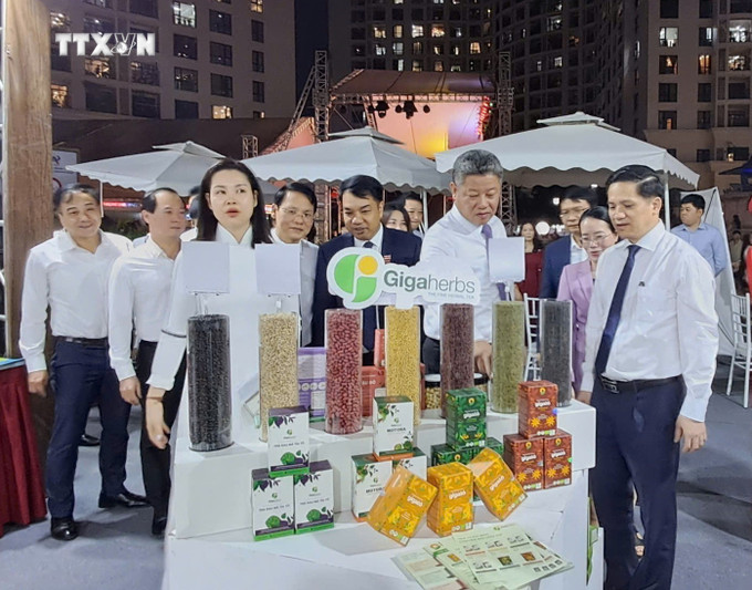 Đại biểu tham quan các gian hàng. Ảnh: Nguyễn Văn Cảnh - TTXVN vna_potal_ha_noi_250_gian_hang_tai_hoi_cho_dac_san_vung_mien_viet_nam____7716438.jpg