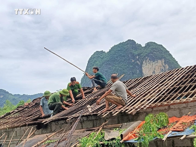 Dông lốc kèm mưa đá xảy ra vào đêm ngày 4, rạng sáng 5/5/2024, tại Cao Bằng đã khiến 1 người bị thương và gần 600 ngôi nhà bị hư hại. Ảnh: TTXVN phát vna_potal_dong_loc_o_cao_bang_lam_gan_600_ngoi_nha_bi_hu_hai__7360267.jpeg