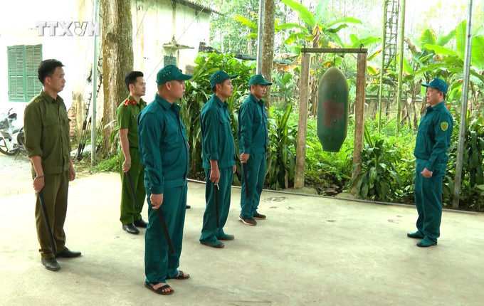 “Tiếng kẻng an ninh” từ vỏ quả bom đã góp phần nâng cao ý thức đấu tranh phòng chống tội phạm đối với người dân nơi đây. Ảnh: Tuấn Anh -TTXVN vna_potal_tieng_keng_giu_binh_yen_o_vung_cao_thuong_bang_la__7361879.jpg