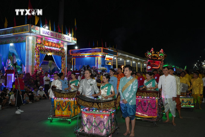 Biểu diễn nhạc ngũ âm của đồng bào dân tộc Khmer tại Đại lễ Đức Chí Tôn của đạo Cao Đài. Ảnh: Minh Phú - TTXVN vna_potal_dai_le_duc_chi_ton_nam_giap_thin_2024_cua_dao_cao_dai_7229870.jpg