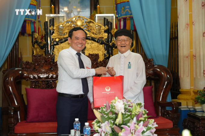 Phó Thủ tướng Chính phủ Trần Lưu Quang tặng quà cho Đầu sư Thượng Tám Thanh, Chưởng quản Hội thánh Cao Đài Tây Ninh. Ảnh: Minh Phú - TTXVN vna_potal_dai_le_duc_chi_ton_nam_giap_thin_2024_cua_dao_cao_dai_7229878.jpg