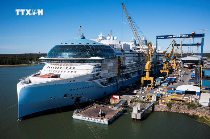Tàu du lịch mang tên "Icon of the Seas" tại xưởng đóng tàu Meyer Turku, Phần Lan ngày 30/5/2023. Ảnh: AFP/TTXVN vna_potal_tau_du_lich_lon_nhat_the_gioi_chuan_bi_cho_chuyen_ra_khoi_dau_tien_7165297.jpg