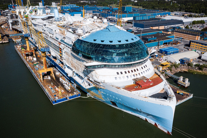 Tàu du lịch mang tên "Icon of the Seas" tại xưởng đóng tàu Meyer Turku, Phần Lan ngày 30/5/2023. Ảnh: AFP/TTXVN vna_potal_tau_du_lich_lon_nhat_the_gioi_chuan_bi_cho_chuyen_ra_khoi_dau_tien_7165296.jpg