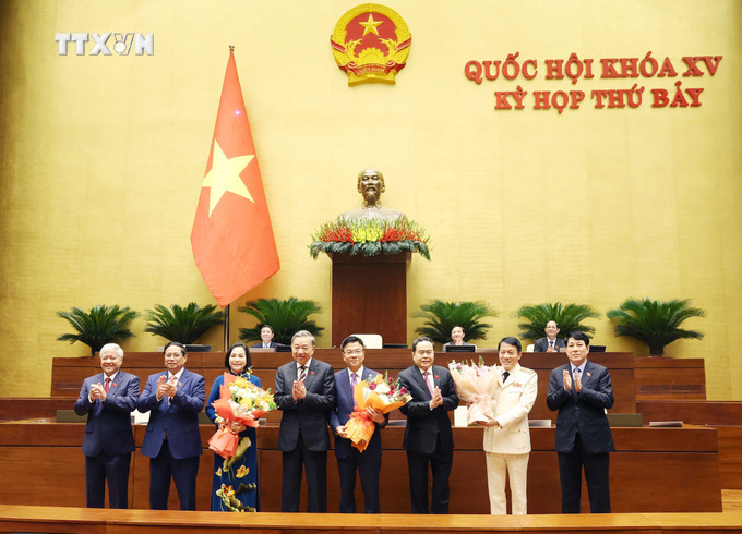 Các đồng chí lãnh đạo Đảng, Nhà nước tặng hoa chúc mừng Phó Chủ tịch Quốc hội Nguyễn Thị Thanh, Phó Thủ tướng Chính phủ Lê Thành Long và Bộ trưởng Bộ Công an Lương Tam Quang. Ảnh: Thống Nhất – TTXVN vna_potal_quoc_hoi_bau_phe_chuan_mot_so_chuc_danh_trong_quoc_hoi_va_chinh_phu__7416629 (1).jpg