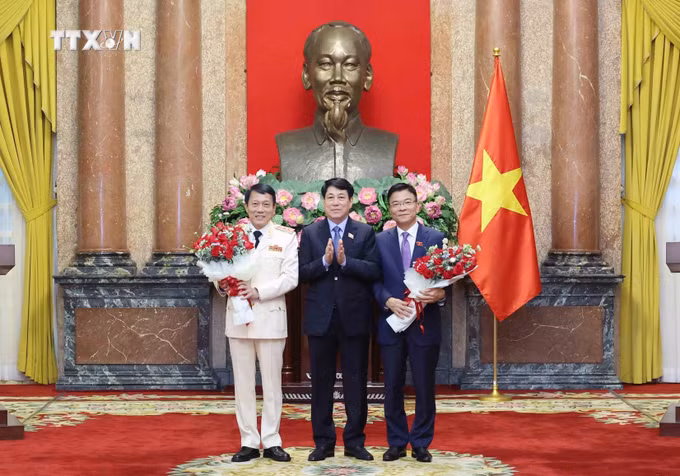 vna_potal_chu_tich_nuoc_to_lam_trao_quyet_dinh_bo_nhiem_cho_pho_thu_tuong_va_bo_truong_bo_cong_an_7417045.jpg