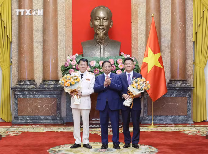 vna_potal_chu_tich_nuoc_to_lam_trao_quyet_dinh_bo_nhiem_cho_pho_thu_tuong_va_bo_truong_bo_cong_an_74170411.jpg