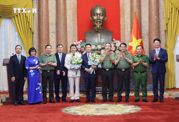 vna_potal_chu_tich_nuoc_to_lam_trao_quyet_dinh_bo_nhiem_cho_pho_thu_tuong_va_bo_truong_bo_cong_an_7417060.jpg