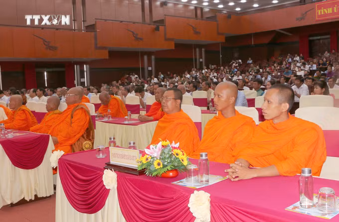 vna_potal_soc_trang_hop_mat_chuc_mung_tet_chol_chnam_thmay_nam_2024_7312787.jpg