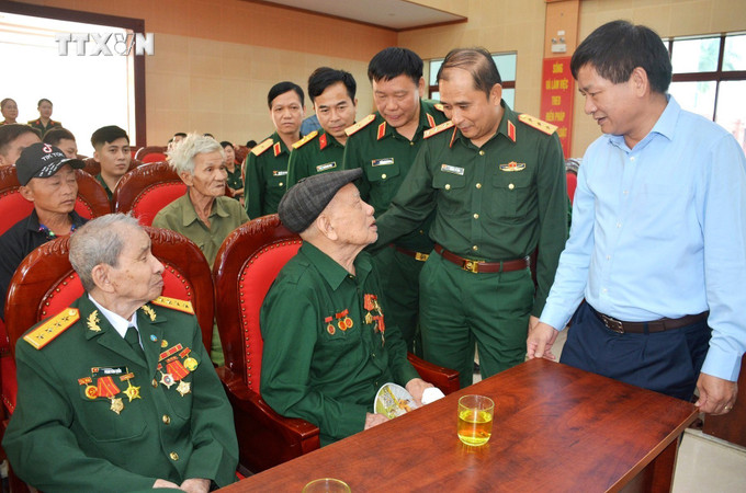 Thượng tướng Phùng Sĩ Tấn, Phó Tổng Tham mưu trưởng QĐND cùng lãnh đạo tỉnh Điện Biên thăm hỏi các cựu chiến binh tỉnh Điện Biên. Ảnh: Trung Kiên - TTXVN vna_potal_70_nam_chien_thang_dien_bien_phu_bo_tong_tham_muu_qdnd_tang_qua_gia_dinh_chinh_sach_tinh_dien_bien_7314031.jpg