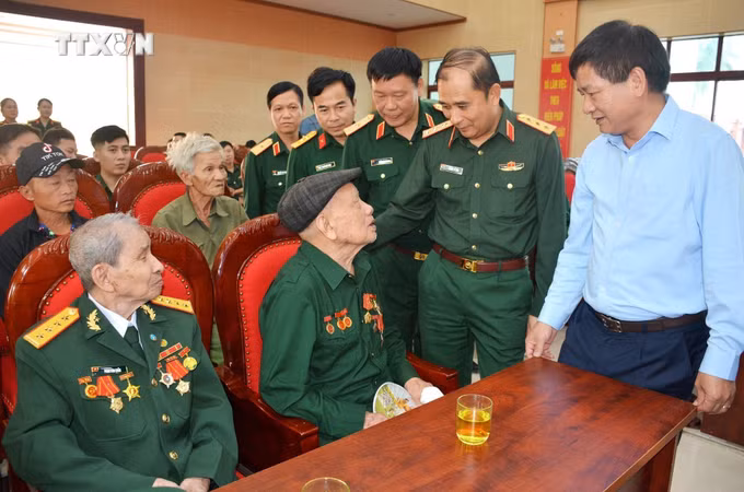 vna_potal_70_nam_chien_thang_dien_bien_phu_bo_tong_tham_muu_qdnd_tang_qua_gia_dinh_chinh_sach_tinh_dien_bien_7314031.jpg