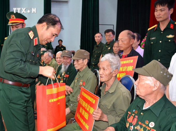 Thượng tướng Phùng Sĩ Tấn, Phó Tổng Tham mưu trưởng QĐND cùng đoàn công tác trao tặng quà cho các cựu chiến binh và gia đình chính sách tỉnh Điện Biên. Ảnh: Trung Kiên - TTXVN vna_potal_70_nam_chien_thang_dien_bien_phu_bo_tong_tham_muu_qdnd_tang_qua_gia_dinh_chinh_sach_tinh_dien_bien_7314029.jpg