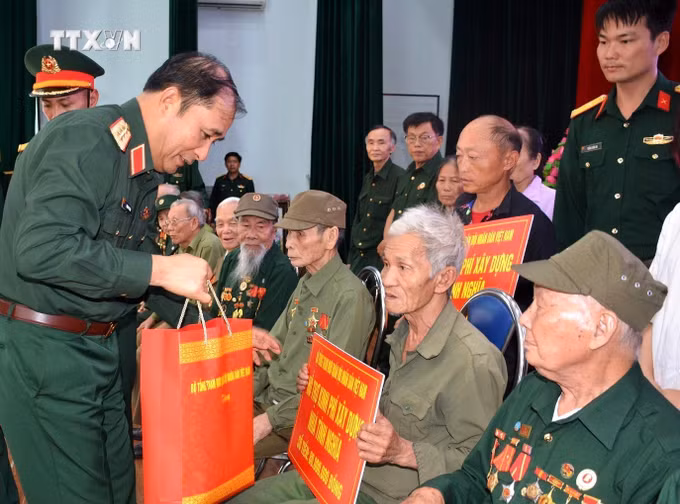 vna_potal_70_nam_chien_thang_dien_bien_phu_bo_tong_tham_muu_qdnd_tang_qua_gia_dinh_chinh_sach_tinh_dien_bien_7314029.jpg