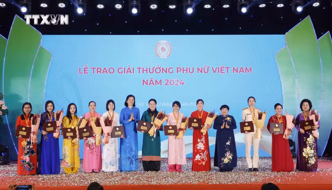 vna_potal_le_trao_giai_thuong_phu_nu_viet_nam___7647803.jpg