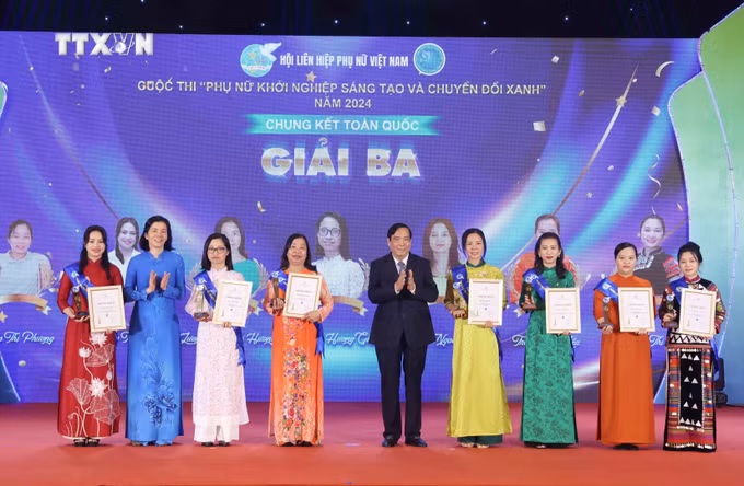 vna_potal_le_trao_giai_thuong_phu_nu_viet_nam___7647809.jpg