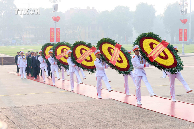 Các đồng chí lãnh đạo, nguyên lãnh đạo Đảng, Nhà nước đặt vòng hoa và vào Lăng viếng Chủ tịch Hồ Chí Minh. Ảnh: An Đăng-TTXVN vna_potal_lanh_dao_dang_nha_nuoc_vao_lang_vieng_chu_tich_ho_chi_minh_7643270.jpg