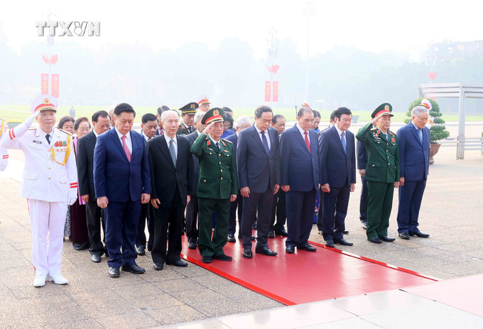 Các đồng chí lãnh đạo, nguyên lãnh đạo Đảng, Nhà nước tưởng nhớ Chủ tịch Hồ Chí Minh. Ảnh: An Đăng-TTXVN vna_potal___lanh_dao_dang_nha_nuoc_vao_lang_vieng_chu_tich_ho_chi_minh_7643289.jpg
