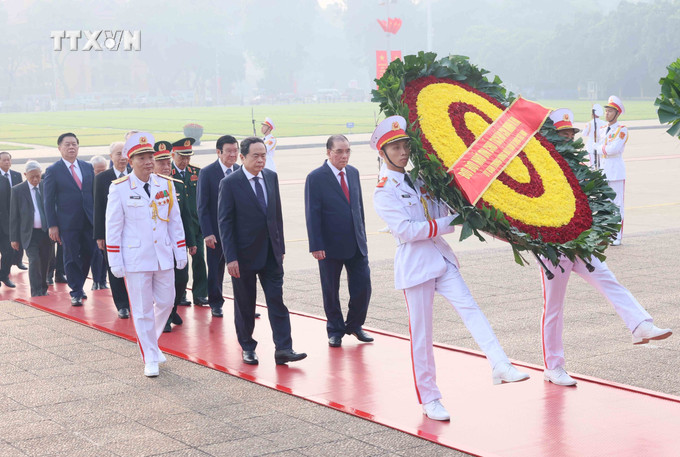 Các đồng chí lãnh đạo, nguyên lãnh đạo Đảng, Nhà nước đặt vòng hoa và vào Lăng viếng Chủ tịch Hồ Chí Minh. Ảnh: An Đăng-TTXVN vna_potal_lanh_dao_dang_nha_nuoc_vao_lang_vieng_chu_tich_ho_chi_minh_7643286.jpg