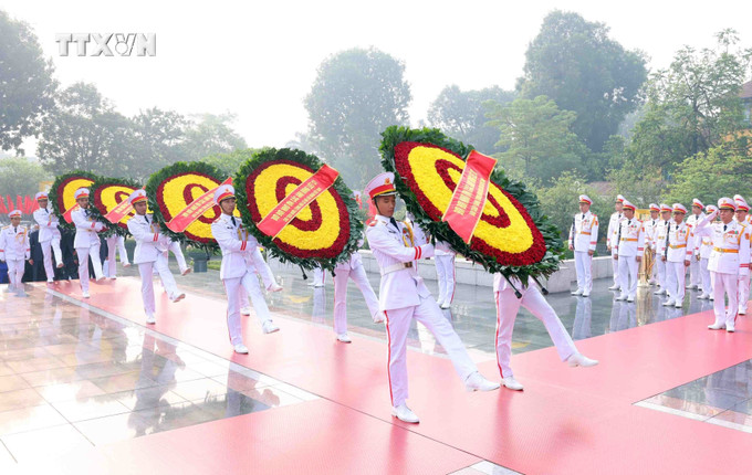 Đoàn đại biểu Lãnh đạo, nguyên Lãnh đạo Đảng, Nhà nước tới đặt vòng hoa tưởng niệm các Anh hùng Liệt sĩ. Ảnh: Phạm Kiên - TTXVN vna_potal___lanh_dao_dang_nha_nuoc_tuong_niem_cac_anh_hung_liet_sy_7643259.jpg