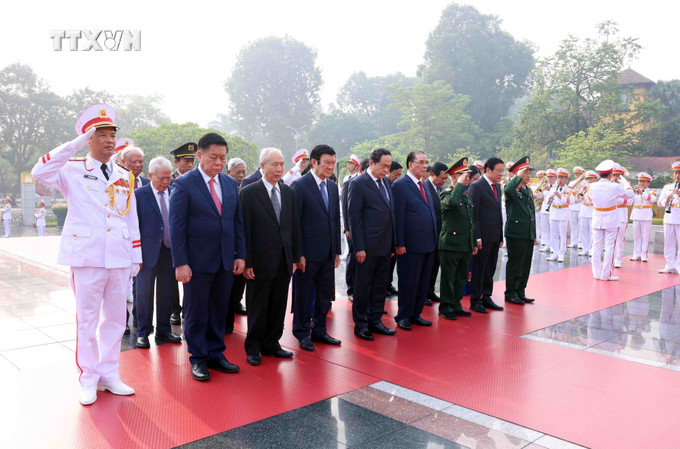 Các đồng chí Lãnh đạo, nguyên Lãnh đạo Đảng, Nhà nước tưởng niệm các Anh hùng, Liệt sỹ. Ảnh: Phạm Kiên - TTXVN vna_potal_lanh_dao_dang_nha_nuoc_tuong_niem_cac_anh_hung_liet_si_7643438.jpg