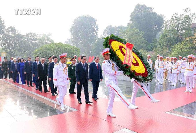 Đoàn đại biểu Lãnh đạo, nguyên Lãnh đạo Đảng, Nhà nước tới đặt vòng hoa tưởng niệm các Anh hùng Liệt sĩ. Ảnh: Phạm Kiên - TTXVN vna_potal_lanh_dao_dang_nha_nuoc_tuong_niem_cac_anh_hung_liet_sy_7643253.jpg