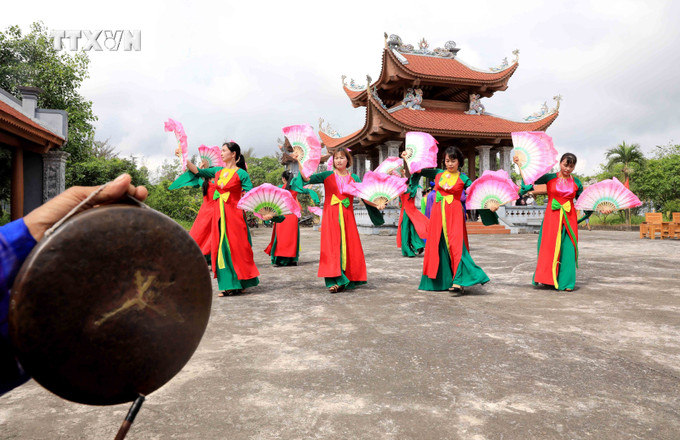 Được thành lập từ năm 2022 với 30 thành viên, đến nay Câu lạc bộ Chèo xã Vũ Bình (huyện Kiến Xương) đã có gần 100 thành viên. Ảnh: Thế Duyệt – TTXVN vna_potal_van_hoa_soi_duong_thai_binh_bao_ton_va_phat_huy_di_san_nghe_thuat_cheo_7466595.jpg