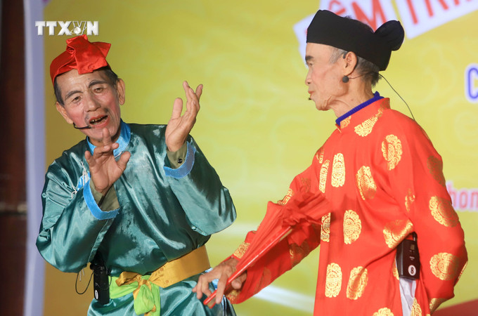 Nghệ nhân Nhân dân chèo duy nhất của tỉnh Thái Bình Bùi Văn Ro (bên trái) biểu diễn làn điệu chèo cổ. Ảnh: Thế Duyệt – TTXVN vna_potal_van_hoa_soi_duong_thai_binh_bao_ton_va_phat_huy_di_san_nghe_thuat_cheo_7466624.jpg