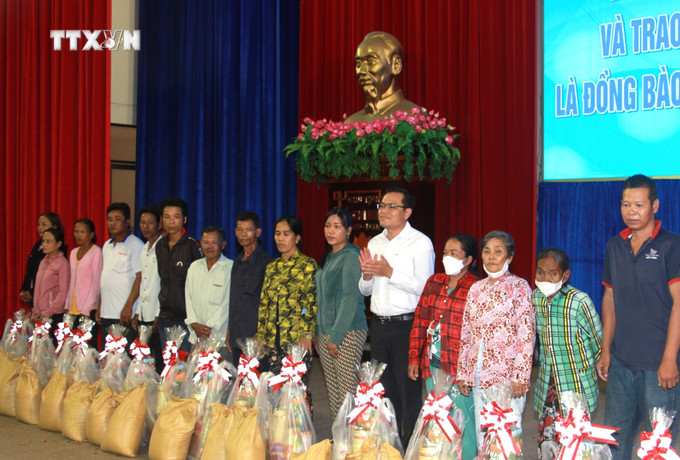 Phó Chủ tịch UBND tỉnh Bạc Liêu Ngô Vũ Thăng trao quà cho hội viên Hội khuyến học người Khmer có hoàn cảnh khó khăn. Ảnh: Tuấn Kiệt – TTXVN vna_potal_trao_hoc_bong_cho_hoc_sinh_va_qua_cho_hoi_vien_hoi_khuyen_hoc_dan_toc_khmer_co_hoan_canh_kho_khan__7307971.jpg