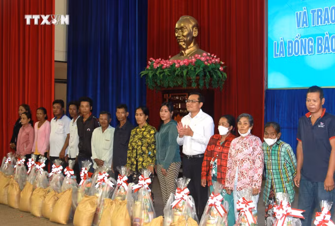 vna_potal_trao_hoc_bong_cho_hoc_sinh_va_qua_cho_hoi_vien_hoi_khuyen_hoc_dan_toc_khmer_co_hoan_canh_kho_khan__7307971.jpg