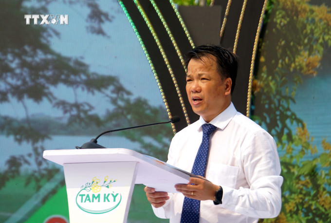 Ông Nguyễn Minh Nam, Phó Chủ tịch Thường trực Ủy ban nhân dân thành phố Tam Kỳ phát biểu tại Lễ công bố. Ảnh: Trịnh Bang Nhiệm - TTXVN vna_potal_quan_the_9_cay_sua_lang_huong_tra_tai_quang_nam_duoc_cong_nhan_cay_di_san_viet_nam_7308536.jpg
