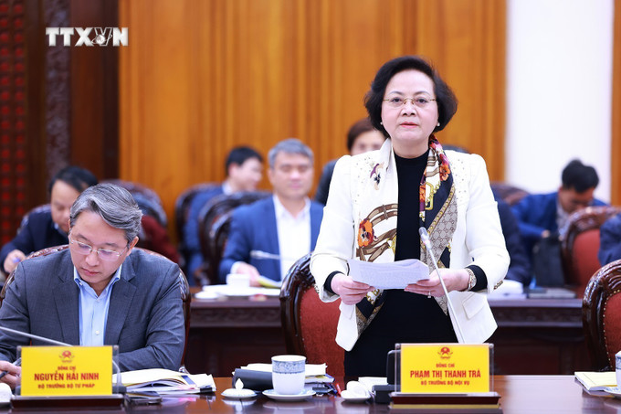 Bộ trưởng Bộ Nội vụ Phạm Thị Thanh Trà trình bày đề xuất về chế độ, chính sách cho cán bộ, công chức, viên chức sau sắp xếp tinh gọn. Ảnh: Dương Giang-TTXVN vna_potal_thu_tuong_chu_tri_phien_hop_lan_thu_tu_cua_ban_chi_dao_tinh_gon_bo_may_7761502.jpg