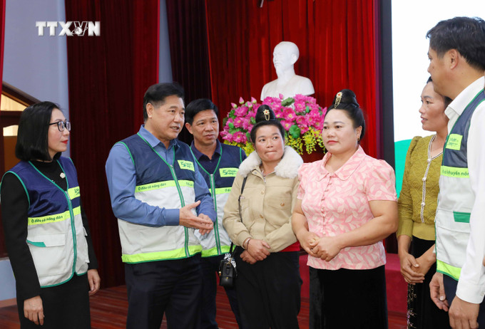 Ông Lê Quốc Thanh, Giám đốc Trung tâm Khuyến nông Quốc gia trực tiếp trao đổi với các thành viên tổ khuyến nông cộng đồng tỉnh Điện Biên. Ảnh: Trung Kiên - TTXVN vna_potal_dien_bien_khuyen_nong_cong_dong_tich_cuc_ho_tro_cho_nong_dan_7766079.jpg