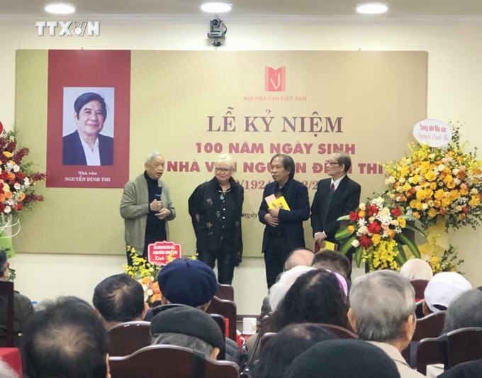 Nhà văn - dịch giả Pháp Dominique De Miscault tặng Hội Nhà văn Việt Nam và gia đình nhà văn Nguyễn Đình Thi tập thơ song ngữ Việt - Pháp do bà và nhà thơ Bằng Việt chọn lọc, dịch và xuấ t bản trong năm 2024. Ảnh: Phương Lan - TTXVN vna_potal_le_ky_niem_100_nam_ngay_sinh_nha_van_nguyen_dinh_thi__7767709.jpg