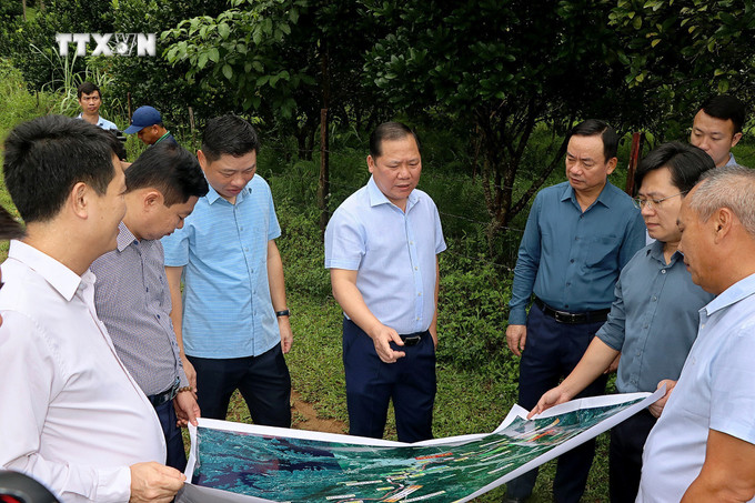 Đồng chí Nguyễn Phi Long, Bí thư Tỉnh ủy Hòa Bình cùng đoàn công tác kiểm tra tình hình thực hiện dự án Cao tốc Hòa Bình – Mộc Châu trên địa bàn huyện Đà Bắc. Ảnh: Thanh Hải - TTXVN vna_potal_lanh_dao_tinh_hoa_binh_kiem_tra_du_an_cao_toc_hoa_binh_-_moc_chau_7548942.jpg