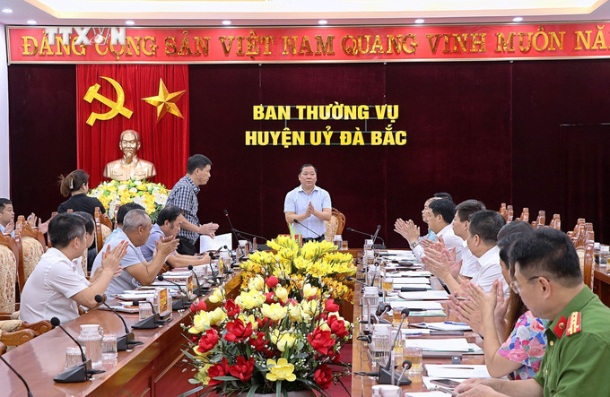 Toàn cảnh buổi làm việc tại huyện ủy Đà Bắc. Ảnh: Thanh Hải - TTXVN vna_potal_lanh_dao_tinh_hoa_binh_kiem_tra_du_an_cao_toc_hoa_binh_-_moc_chau_7548938.jpg