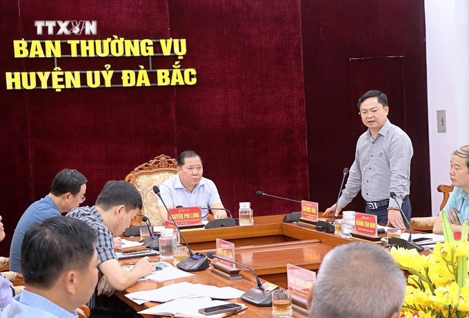 Đồng chí Bùi Đức Hậu, Bí thư Huyện ủy Đà Bắc phát biểu tại buổi làm việc. Ảnh: Thanh Hải - TTXVN vna_potal_lanh_dao_tinh_hoa_binh_kiem_tra_du_an_cao_toc_hoa_binh_-_moc_chau_7548943.jpg