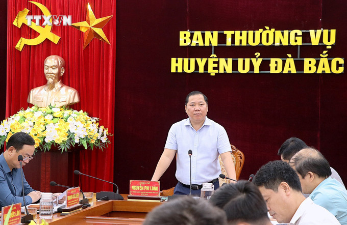 Đồng chí Nguyễn Phi Long, Bí thư Tỉnh ủy Hòa Bình chỉ đạo tại buổi làm việc với Ban Thường vụ Huyện ủy Đà Bắc. Ảnh: Thanh Hải - TTXVN vna_potal_lanh_dao_tinh_hoa_binh_kiem_tra_du_an_cao_toc_hoa_binh_-_moc_chau_7548941.jpg