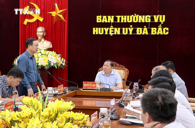 Đồng chí Quách Tất Liêm, Phó Chủ tịch UBND tỉnh Hòa Bình phát biểu tại buổi làm việc. Ảnh: Thanh Hải - TTXVN vna_potal_lanh_dao_tinh_hoa_binh_kiem_tra_du_an_cao_toc_hoa_binh_-_moc_chau_7548937.jpg