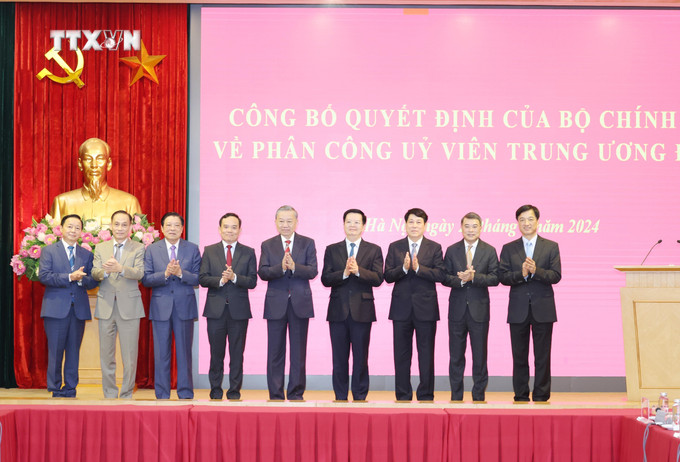 Tổng Bí thư, Chủ tịch nước Tô Lâm cùng các đồng chí lãnh đạo Đảng, Nhà nước chụp ảnh chung với đồng chí Trần Lưu Quang và đồng chí Mai Văn Chính. Ảnh: Trí Dũng – TTXVN vna_potal_bo_chinh_tri_phan_cong_cac_uy_vien_trung_uong_giu_chuc_truong_ban_kinh_te_trung_uong_va_truong_ban_dan_van_trung_uong_7549262.jpg