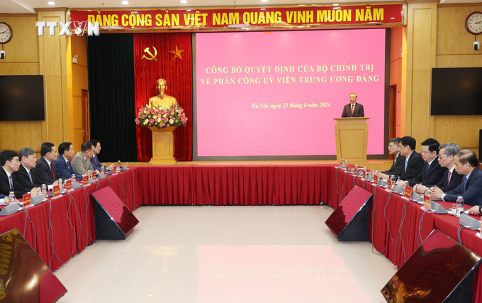 Tổng Bí thư, Chủ tịch nước Tô Lâm phát biểu chúc mừng và giao nhiệm vụ cho các đồng chí Trần Lưu Quang, Trưởng Ban Kinh tế Trung ương và Mai Văn Chính, Trưởng Ban Dân vận Trung ương. Ảnh: Trí Dũng – TTXVN vna_potal_bo_chinh_tri_phan_cong_cac_uy_vien_trung_uong_giu_chuc_truong_ban_kinh_te_trung_uong_va_truong_ban_dan_van_trung_uong_7549278.jpg