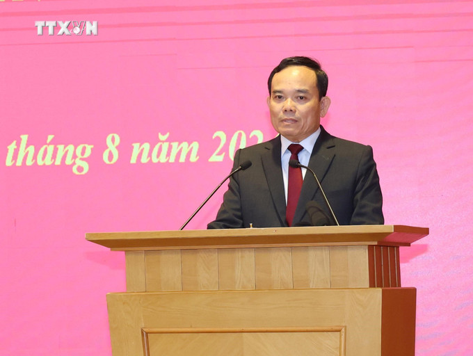 Đồng chí Trần Lưu Quang, Tân Trưởng Ban Kinh tế Trung ương phát biểu nhận nhiệm vụ. Ảnh: Trí Dũng – TTXVN vna_potal_bo_chinh_tri_phan_cong_cac_uy_vien_trung_uong_giu_chuc_truong_ban_kinh_te_trung_uong_va_truong_ban_dan_van_trung_uong_7549274.jpg