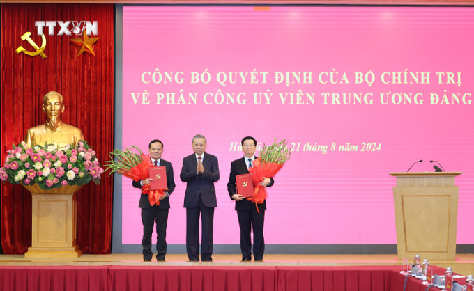 Tổng Bí thư, Chủ tịch nước Tô Lâm trao Quyết định phân công nhiệm vụ của Bộ Chính trị và tặng hoa chúc mừng các đồng chí Trần Lưu Quang (bên trái), Trưởng Ban Kinh tế Trung ương và Mai Văn Chính (bên phải), Trưởng Ban Dân vận Trung ương. Ảnh: Trí Dũng – TTXVN vna_potal_bo_chinh_tri_phan_cong_cac_uy_vien_trung_uong_giu_chuc_truong_ban_kinh_te_trung_uong_va_truong_ban_dan_van_trung_uong_7549246.jpg