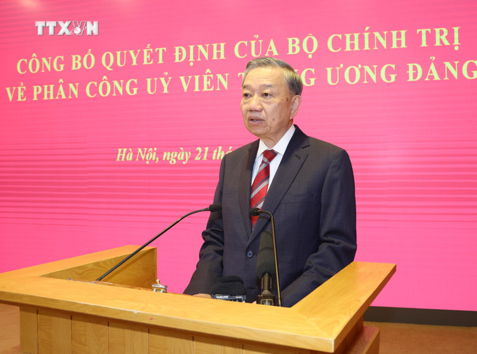 Tổng Bí thư, Chủ tịch nước Tô Lâm phát biểu chúc mừng và giao nhiệm vụ cho các đồng chí Trần Lưu Quang, Trưởng Ban Kinh tế Trung ương và Mai Văn Chính, Trưởng Ban Dân vận Trung ương. Ảnh: Trí Dũng – TTXVN vna_potal_bo_chinh_tri_phan_cong_cac_uy_vien_trung_uong_giu_chuc_truong_ban_kinh_te_trung_uong_va_truong_ban_dan_van_trung_uong_7549266.jpg