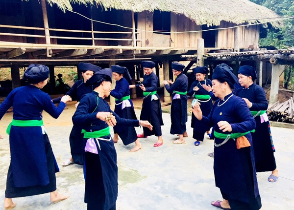 Sau những giờ vất vả với công việc đồng áng, các bà, các chị trong Câu lạc bộ Khắp Nôm thôn Làn, xã Khánh Yên Trung, huyện Văn Bàn (Lào Cai) lại tụ họp để luyện tập. Ảnh: baolaocai.vn khapnom.jpg
