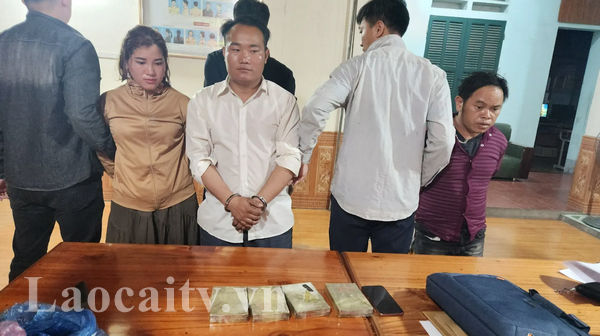 Các đối tượng và tang vật thu giữ. Ảnh: laocaitv.vn matuylaocai.png