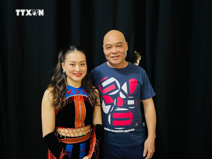 Nghệ sỹ ưu tú Lô Thị Ngọc Thúy (trái) cùng người thầy là nghệ sỹ ưu Tú Đỗ Văn Hùng. Ảnh: TTXVN phát vna_potal_guong_mat_tre_tieu_bieu_2023_co_gai_nung_“chung_tinh”_voi_nghe_thuat_xiec_7278079.jpg
