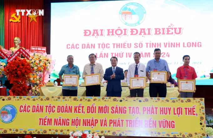 Bộ trưởng, Chủ nhiệm Ủy ban Dân tộc Hầu A Lềnh trao Bằng khen cho các cá nhân là người dân tộc thiểu số có thành tích tiêu biểu, xuất sắc giai đoạn 2019-2024. Ảnh: Lê Thúy Hằng - TTXVN